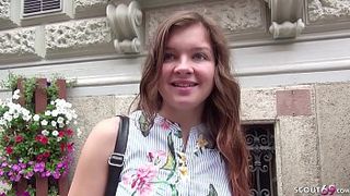 Мужик за деньги кривым пенисом на диване выебал няшную девку в узкий анус и рот