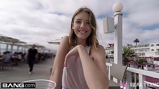Худая девушка трахается с незнакомцем на камеру