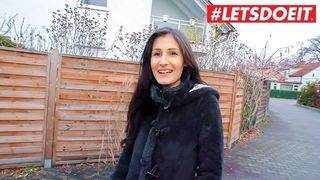 Пикапер уломал худую брюнетку на секс