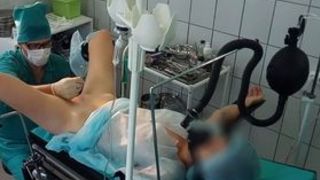 Доктор трахнул пациентку под наркозом дилдо