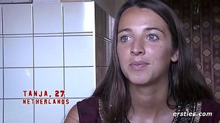 Симпатичная девка мажет тело на балконе маслом и натирает лохматку до оргазма