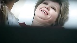 Врачиха в кабинете вставляет зрелой женщине в манду расширитель и пальцы