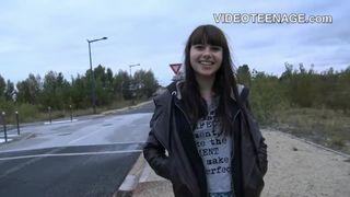 Молоденькие студентки с радостью позволяют парням трахать их дырочки силиконовыми дилдо на камеру