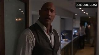 Горячий черный красавчик жестко трахает своих белокурых шлюх, сводя их с ума от кайфа