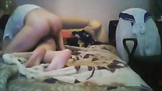 Парень трахает свою девушку раком в попку, не позволяя ей разгибаться пока он не кончит