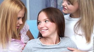 Лесбийский трах трёх 19-летних студенток на кровати