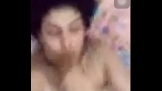 Узбекская красавица играет со своими большими натуральными титьками